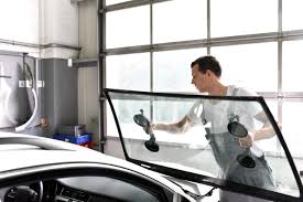 technicien changeant un pare brise