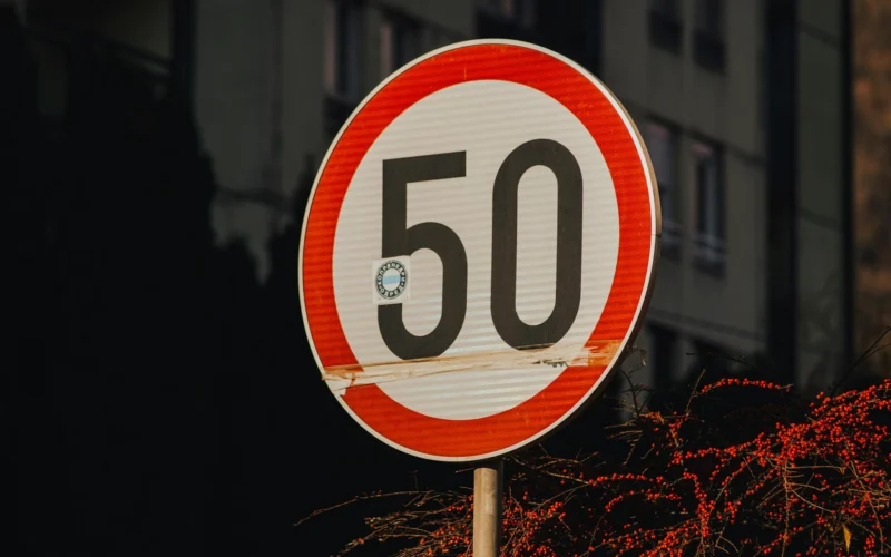 Circulation d'une voiture sans permis en ville : respect des règles et restrictions 2026 Voiture sans permis en circulation urbaine respectant la législation et les limitations de vitesse