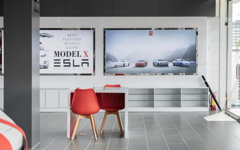 Modèles de véhicules électriques éligibles au bonus écologique 2026 Voitures électriques neuves éligibles au bonus écologique en 2026 exposées chez un concessionnaire