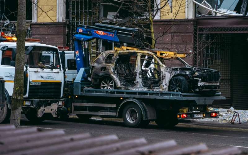 Enlèvement d'un véhicule par une dépanneuse lors d'une mise en fourrière Dépanneuse enlevant une voiture en stationnement interdit avant mise en fourrière par les forces de l'ordre