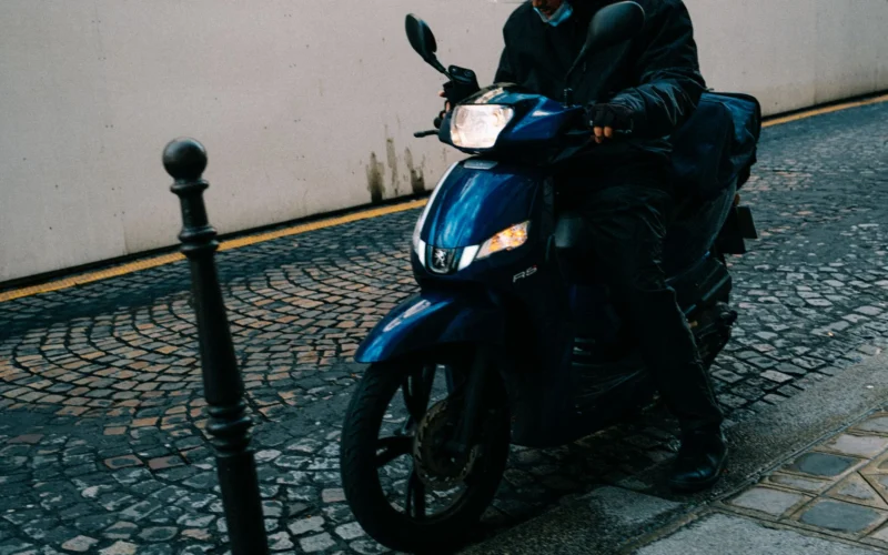 Équipements obligatoires pour circuler en scooter électrique homologué Conducteur de scooter électrique homologué équipé casque et gants en zone urbaine ZFE