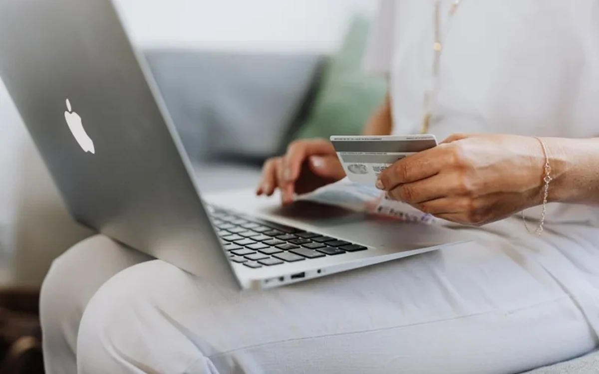Calcul du coût d'une carte grise en ligne avec une carte bancaire